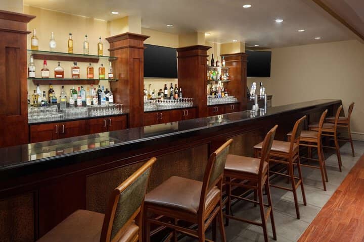 Lounge 44 of 68